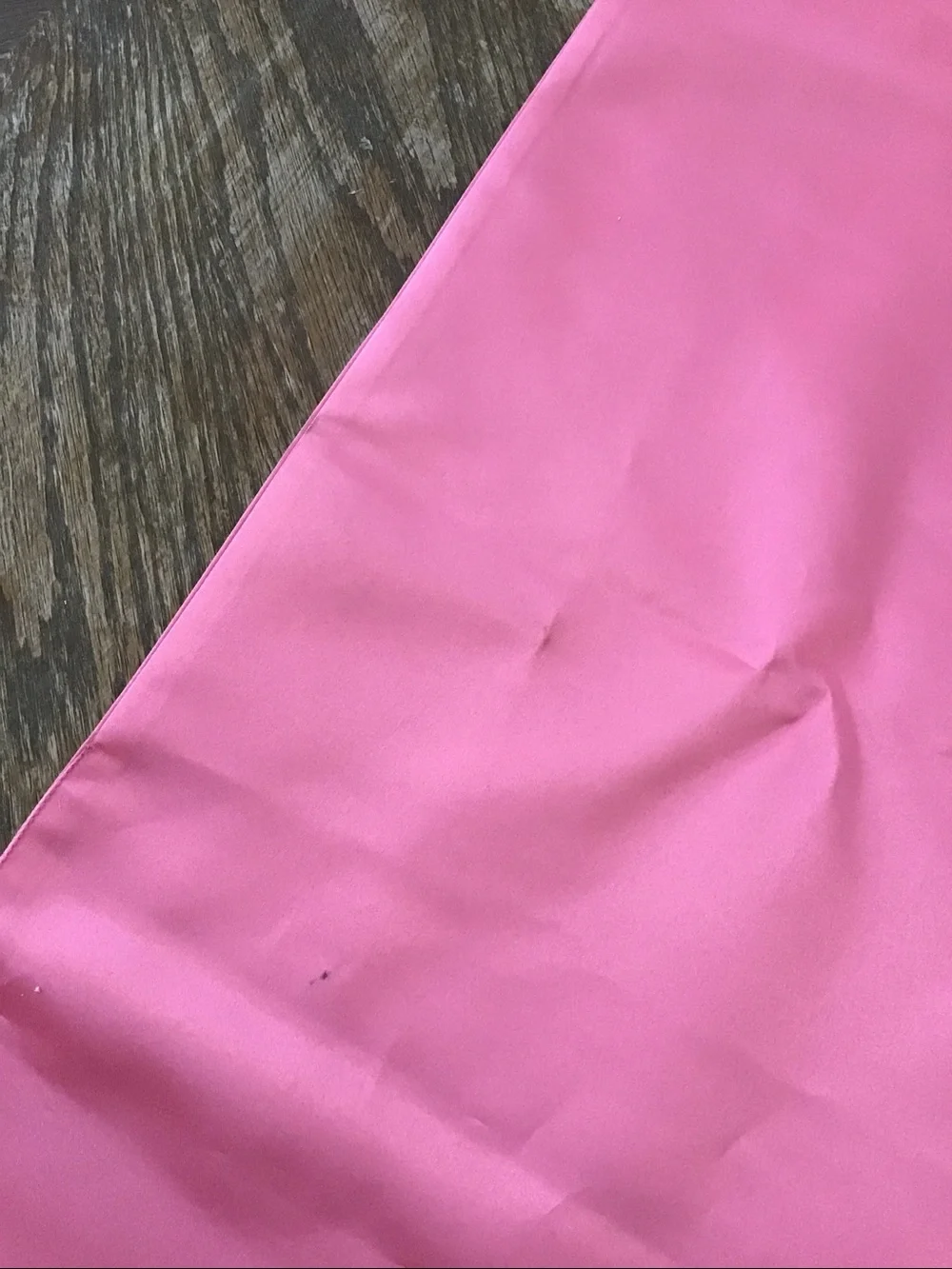 Table runner features a decorative white lace and ribbon trim